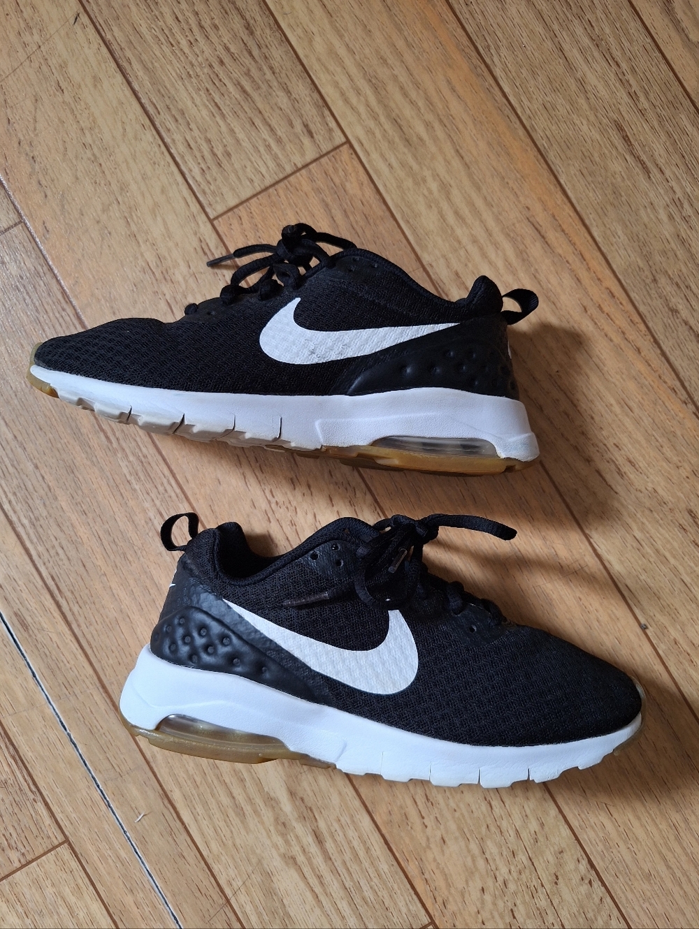 Nike Women's Air Max Motion Sz 6 Black White - Picture 11 of 13
